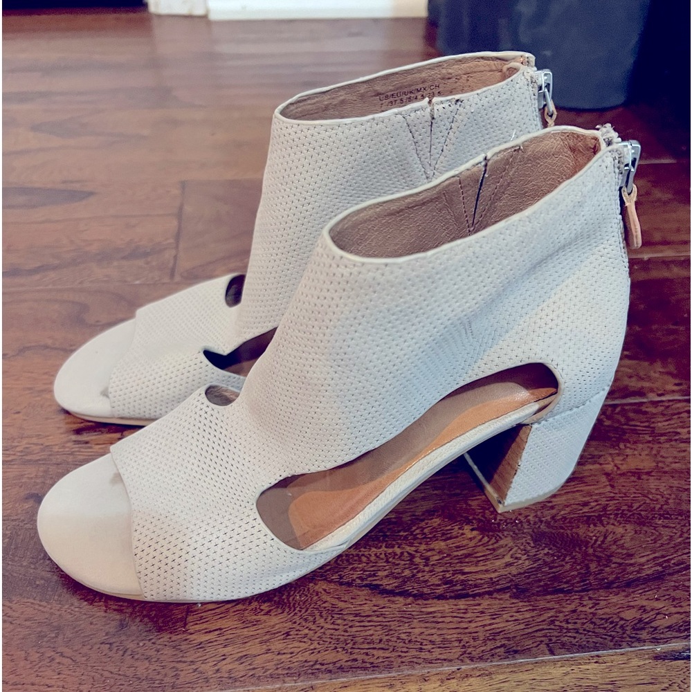 Gentle Souls Roan Heeled leather sandals. Size 7